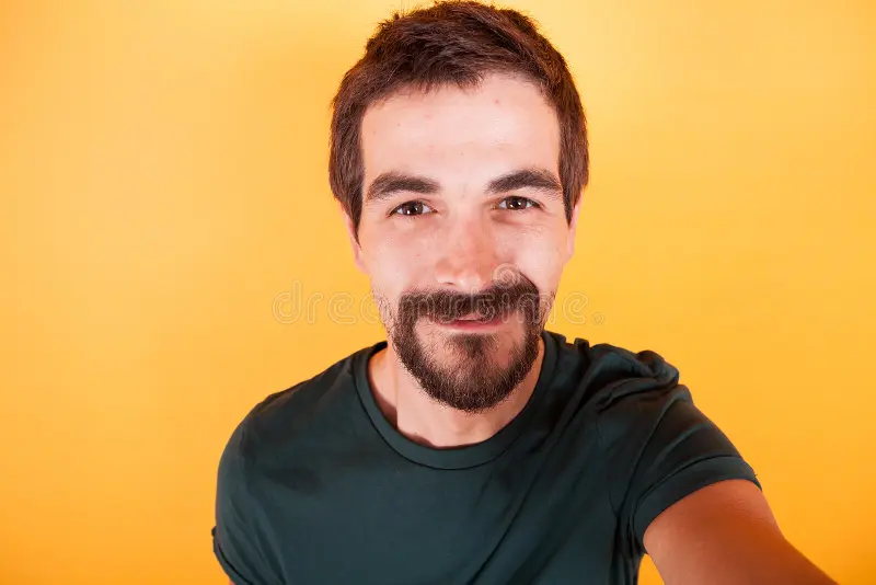 feche-acima-do-retrato-selfie-homem-de-sorriso-feliz-124413115